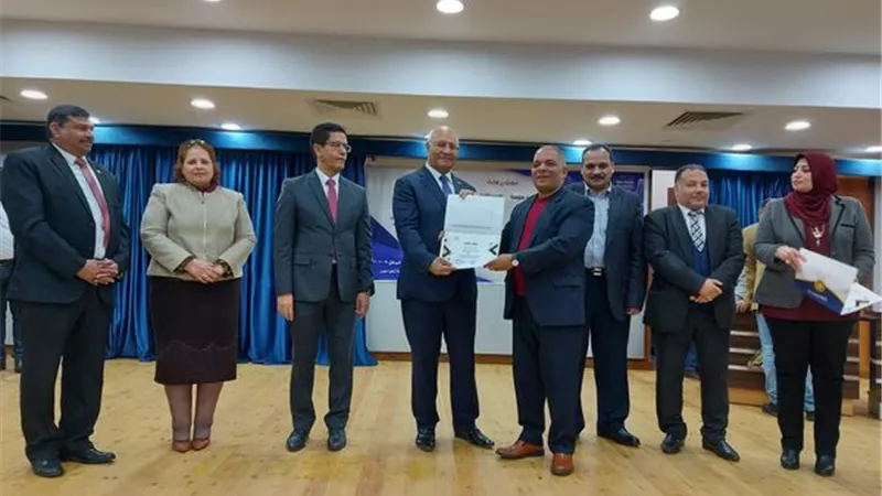 رئيس جامعة بنها : حريصون على التلاحم والتواصل مع الجهاز الإدارى والعاملين