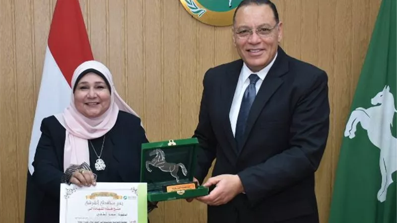 محافظ الشرقية يُكرم رئيس مركز ومدينة ههيا لبلوغها سن المعاش