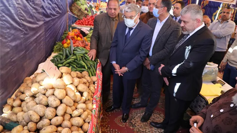 محافظ المنيا يفتتح معرضا جديدا للسلع باسعار مخفضة