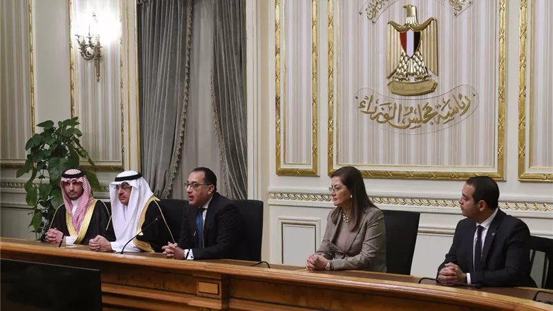 رئيس الوزراء: حريصون على تعميق التعاون الاقتصادي والاستثماري مع السعودية