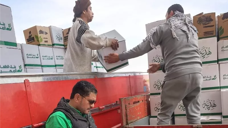 ١٠٦٤ كرتونة مواد غذائيه من بنك الطعام لفقراء بنى سويف