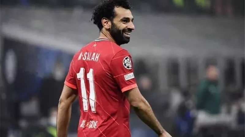 رغم اخفاق التأهل للمونديال.. محمد صلاح مع الكرة الرسمية لكأس العالم
