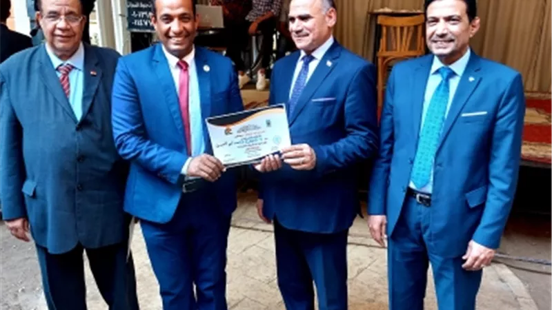 رئيس الجامعة يشهد حفل تنصيب اتحاد طلاب كلية الألسن