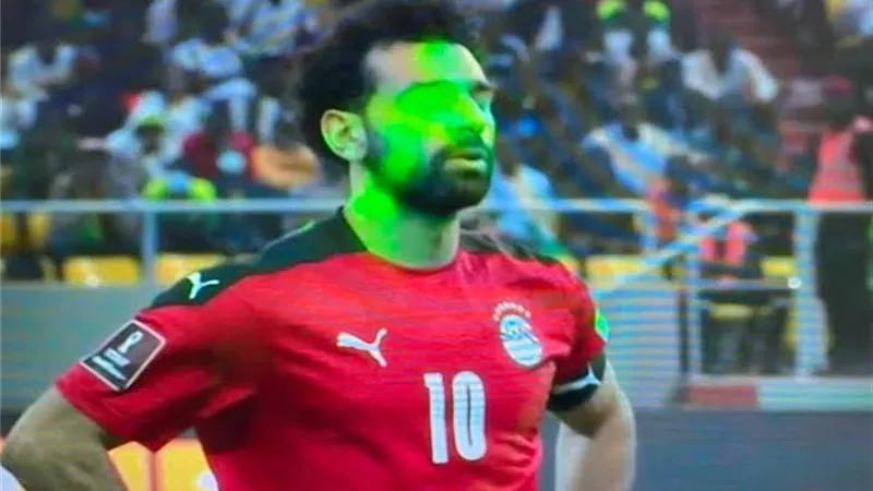 أستاذ طب العيون: أشعة الليزر تسبب العمى.. وأثرت على لاعبى المنتخب