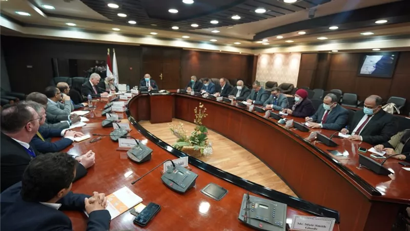وزير النقل يبحث مع وفود 10 شركات بريطانية الفرص الاستثمارية المتاحة فى السكة الحديد والطرق والموانىء