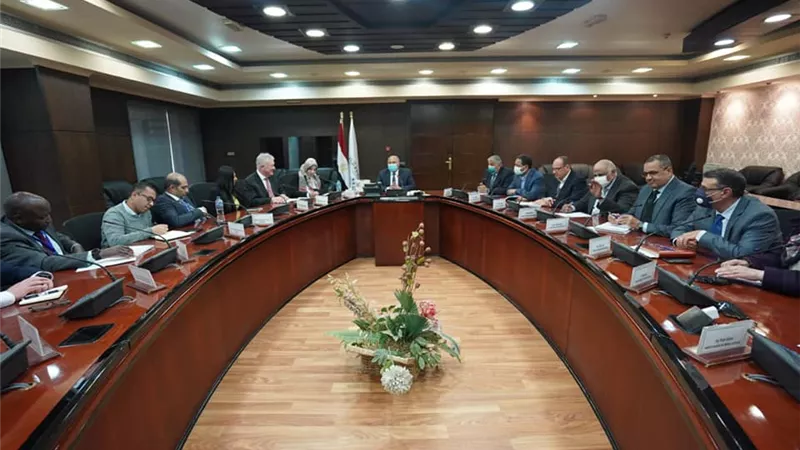 الوزير يبحث مع وفود 10 شركات بريطانية الفرص الاستثمارية في مجال النقل
