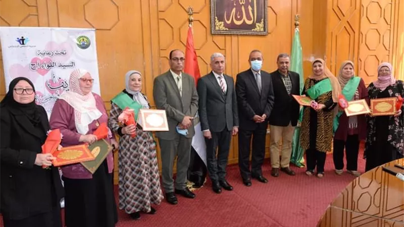 محافظ الإسماعيلية يكرم ١٣ أماً مثالية على مستوى المحافظة