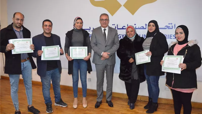 تكريم المتميزين في دورات غرفة الملابس وتعاون من وزارة التجارة لتوفير مستلزمات الانتاج
