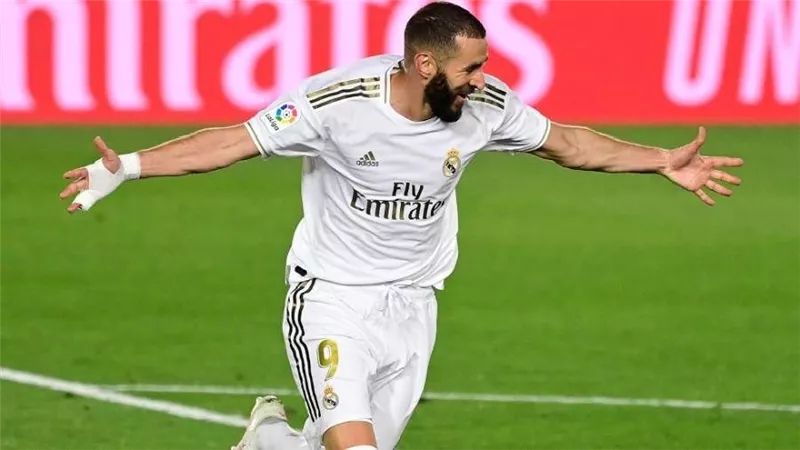 بنزيما وأوباميانج يتنافسان على جائزة الأفضل فى الدورى الاسيانى