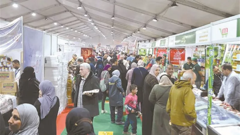 إقبال كبير على شراء السلع الرمضانية.. في المجمعات الاستهلاكية