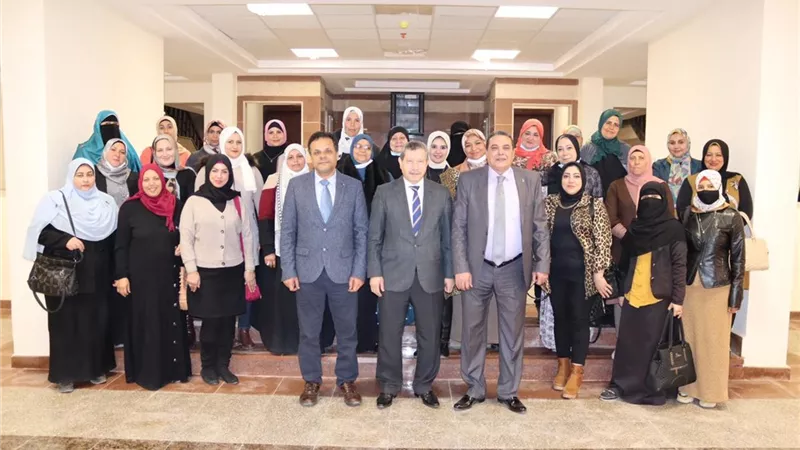 رئيس جامعة مطروح يكرم الأمهات المثاليات وأعضاء هيئة التدريس والطلاب المشاركين في فعاليات الجامعة