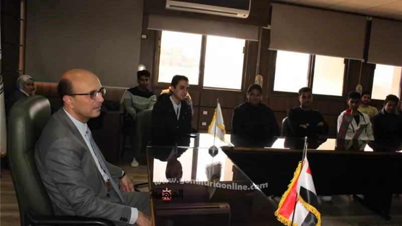 نائب رئيس جامعة أسيوط يكرم طلاب كلية الفنون الجميلة الفائزين بالمركز الأول ملابس والثالث ديكور