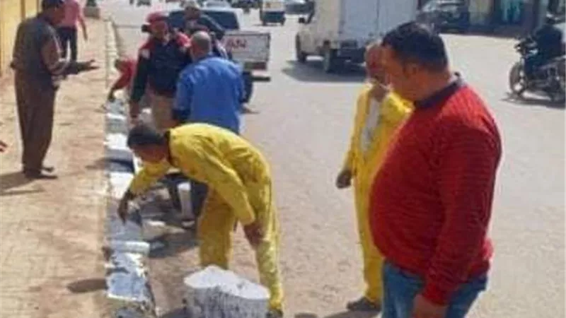 مدن وأحياء الشرقية تكثف جهودها لرفع تراكمات القمامة ودهان البلدورات