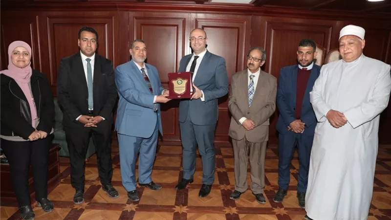 المنظمة العالمية لخريجي الأزهر تُكرّم محافظ بني سويف