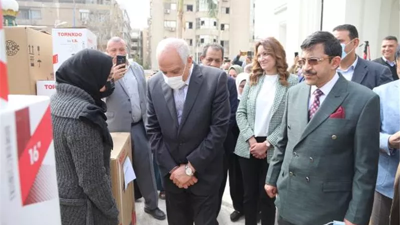 محافظ الجيزة يسلم ١٤ عروسه مقبلة علي الزواج أجهزة كهربائية