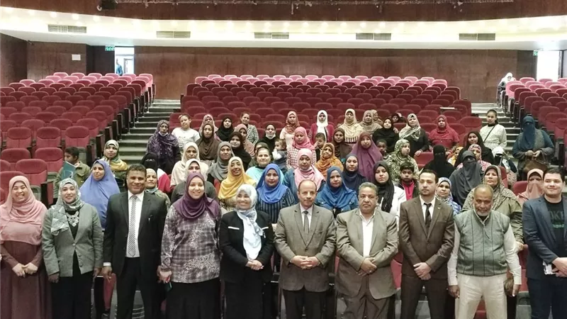 وكيل وزارة التعليم بقنا يكرم أبطال العرض المسرحي التفاعلى ( حكم عقلك )