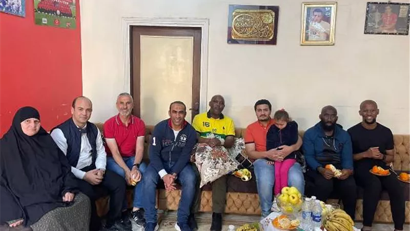الجهاز الفني للأهلي يزور أسرة الراحل محمد عبد الوهاب.. صور