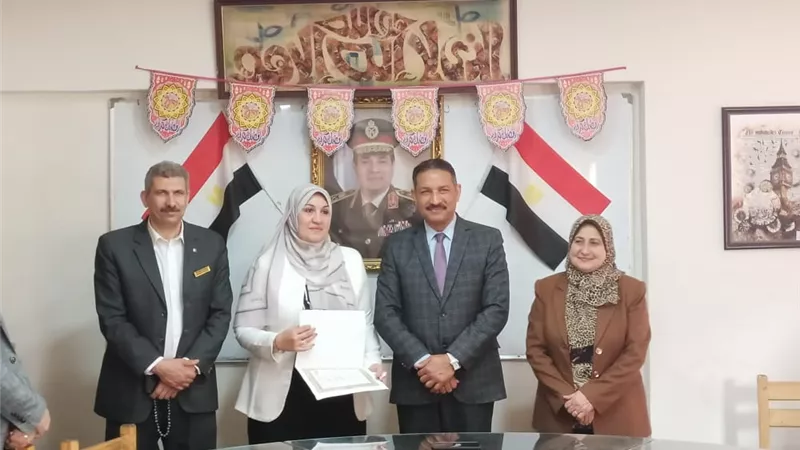 مدير تعليم الجيزة يكرم الطالب و الرائد المثالي لحصولهم علي مراكز جمهوري