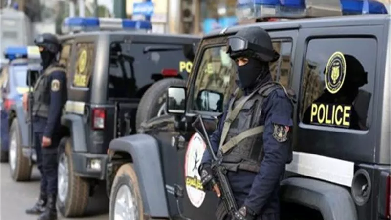 علقة ساخنة لحرامى المحمول.. الأمن يكشف حقيقة فيديو تعدى شخصين على آخر وتقييده بعمود إنارة