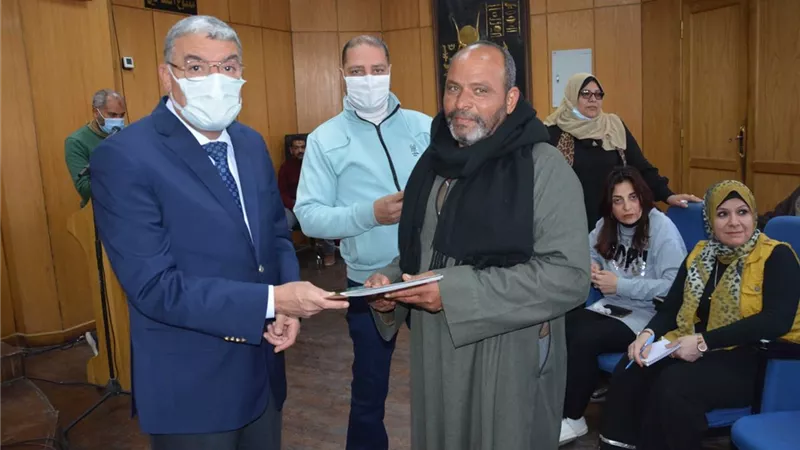 محافظ المنيا : عقود تمليك ل ٨٤ على املاك الدولة لمن قننوا اوضاعهم