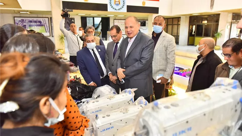 محافظ أسيوط يشهد حفل تخرج متدربات على بعض الحرف