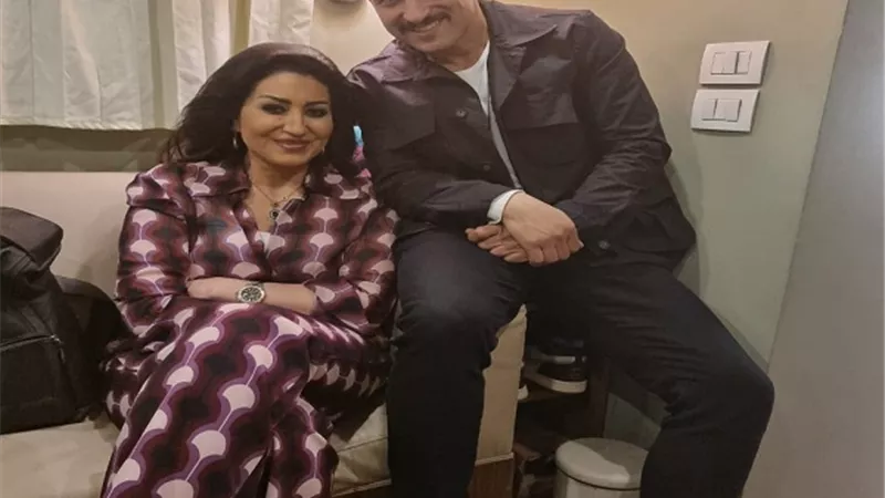 “بين الكوميديا والتراجيدي