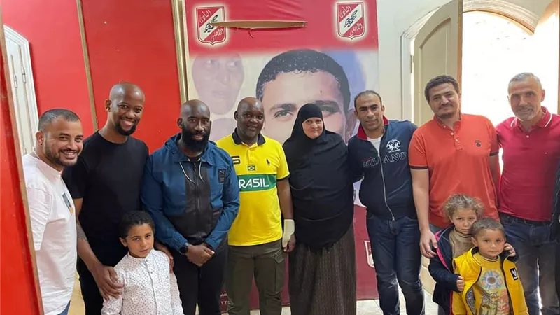 الجهاز الفني بالأهلي في زيارة خاصة لأسرة الراحل محمد عبد الوهاب.. صور