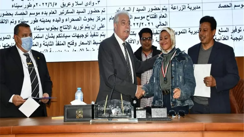محافظ جنوب سيناء يكرم الحاصلة علي المركز الثاني علي مستوي الجمهورية في الملاكمة