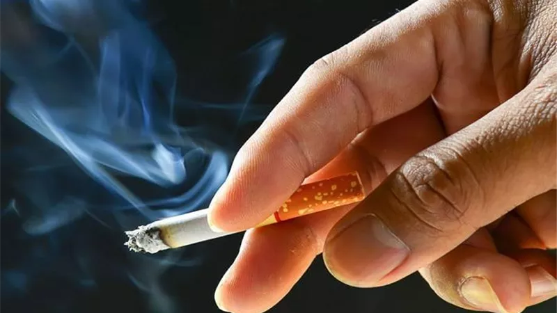 كسر الصيام على شرب السجائر يصيبك بالأزمات القلبية ... احذر