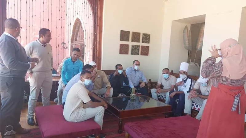 فرق التثقيف الصحى تجوب محافظة البحر الأحمر ..صور