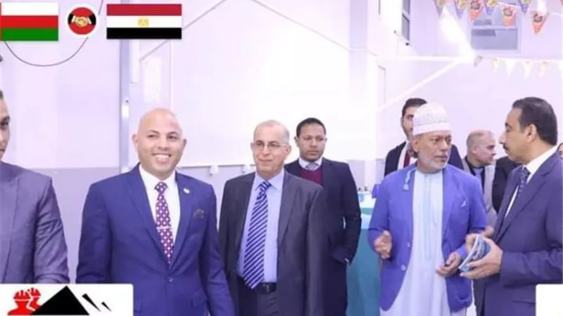 السفير العماني يوقع اتفاق شراكة استراتيجية واقتصادية مع مجمع عمال مصر