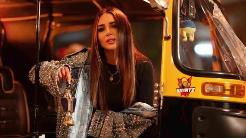 بإطلالة مبهجة .. ساندى تروج ل 