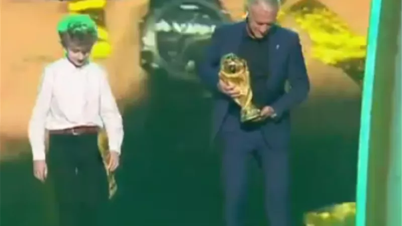 ديشامب مدرب فرنسا يحمل كأس العالم فى حفل قرعة مونديال 2022
