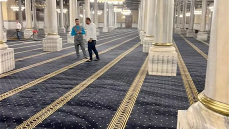 بالصور.. الليلة.. مسجد الإمام الحسين يستقبل المصلين في صلاة التراويح