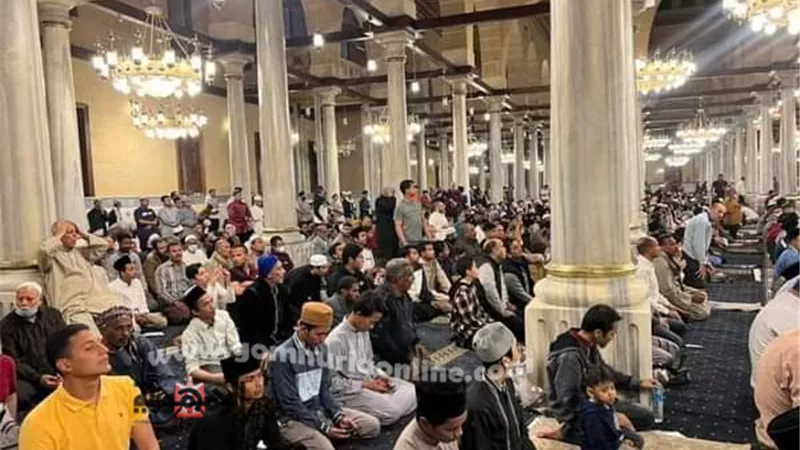 قبل قليل .. لقطات من صلاة التراويح من مسجد الحسين