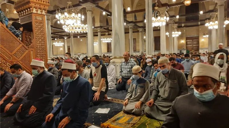 بالصور .. أول صلاة تراويح بمسجد الإمام الحسين بعد تطويره