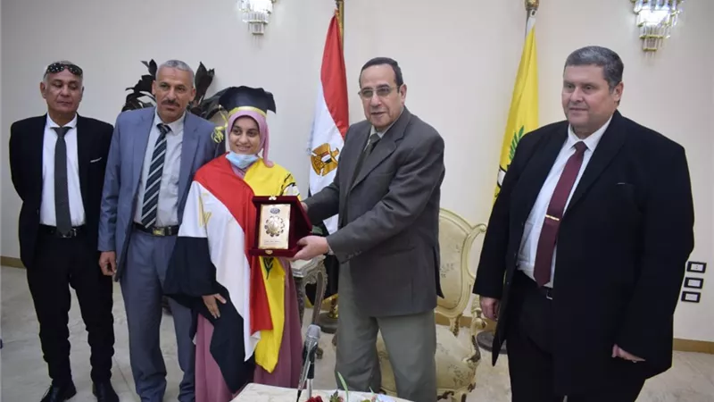 محافظ شمال سيناء يستقبل الطالبة الفائزة بالمركز الأول في التحدث باللغة العربية الفصحى