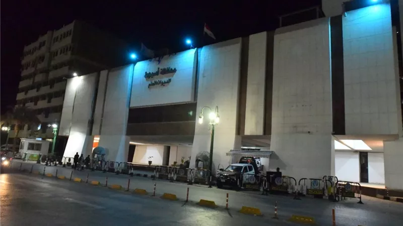 محافظة أسيوط تحتفل باليوم العالمي لمرضى التوحد بإضاءة مبنى الديوان العام بالأزرق