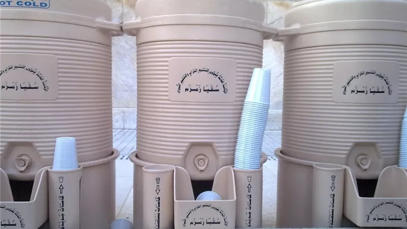 100 عينة عشوائية يوميا لفحص ماء زمزم خلال شهر رمضان بالمسجد الحرام