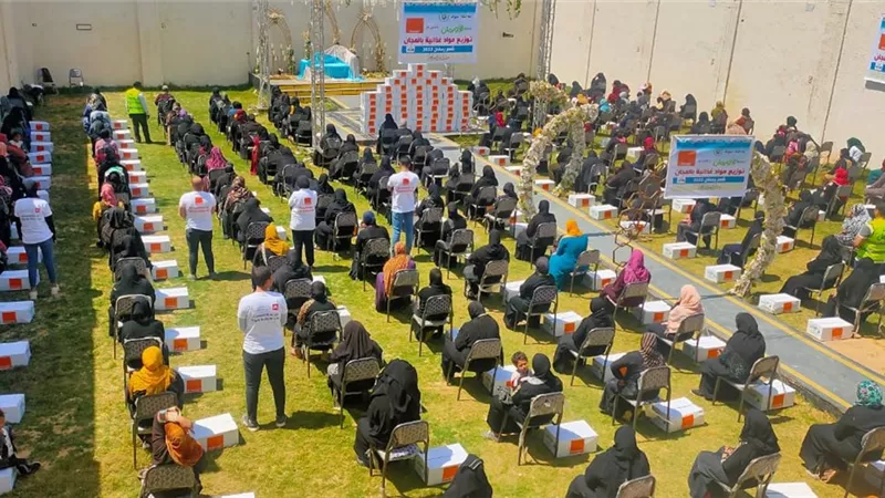 توزيع كراتين مواد غذائية علي الأسر الأولى بالرعاية في 22 قرية بأسيوط