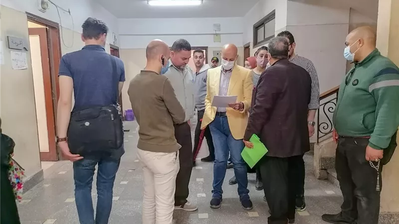 وكيل وزارة الصحة بالشرقية يتابع تطعيم المواطنين بلقاح كورونا بديوان المديرية