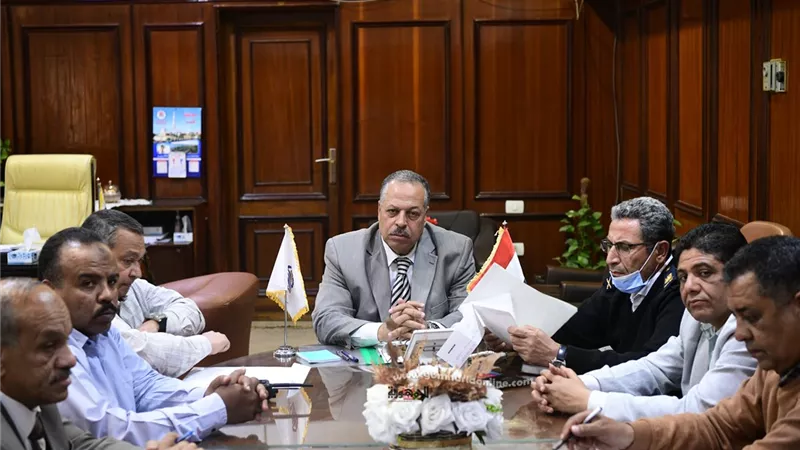السكرتير العام بقنا يترأس اجتماع لجنة إزالة التعديات على أملاك القطاع العام