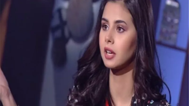 منة عرفة تهاجم الهام شاهين 