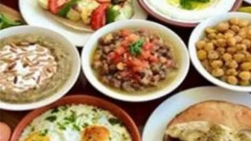 الجبن بزيت الزيتون والسلطة الخضراء ... الصحة توضح مواصفات السحور المثالي في رمضان ... انفوجراف