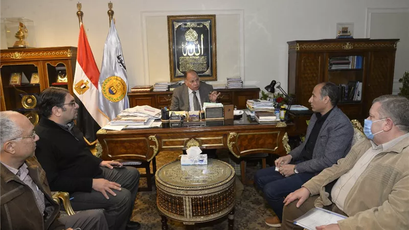 محافظ أسيوط يبحث تذليل العقبات لتنفيذ مشروعات الصرف الصحي بقرى المبادرة الرئاسية