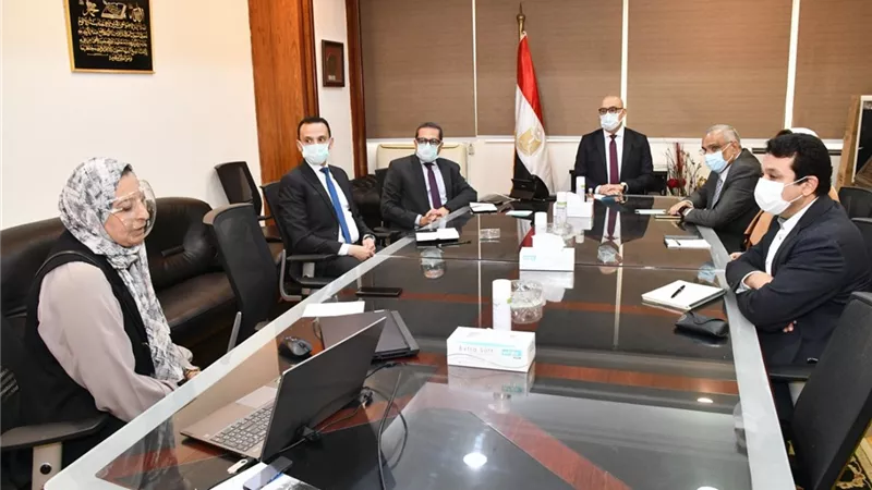 وزير الإسكان يستعرض الدليل الإرشادى لأسس ومعايير الحفاظ على الهوية البصرية