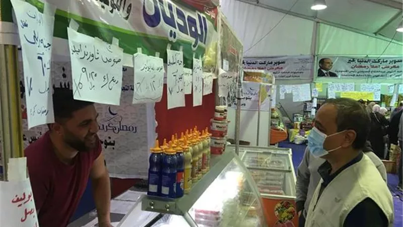 محافظ الإسماعيلية يفاجئ معرض أهلا رمضان للتأكد من ثبات الأسعار ..صور
