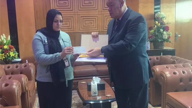 مطار القاهرة يكرم عاملة عثرت على حقيبة أموال وسلمتها للأمن