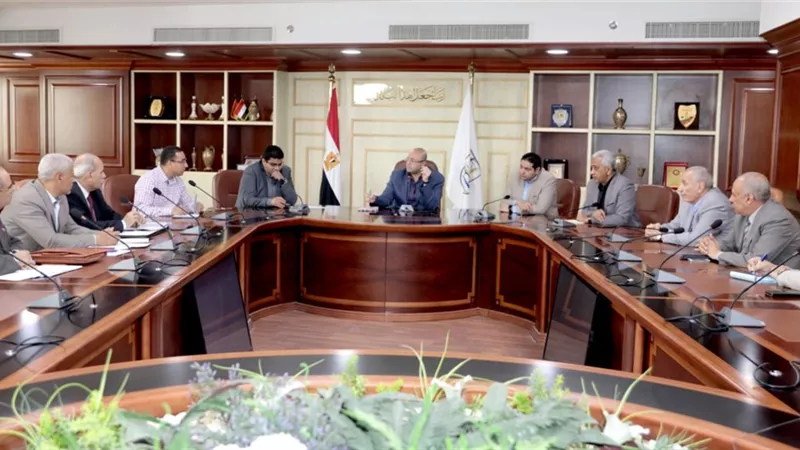 محافظ بني سويف يبحث استعدادات استلام وتوريد محصول القمح
