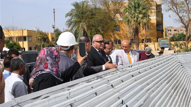 محافظ قنا يتفقد صوامع وشون تخزين القمح بقوص